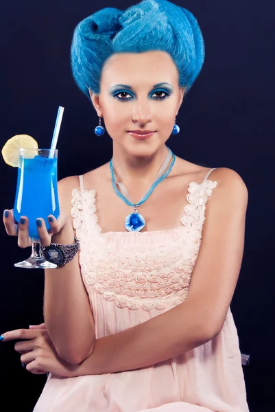Piękna dziewczyna z niebieskimi włosami — Zdjęcie stockowe