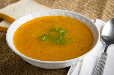 basit bir rustik bezelye çorbası