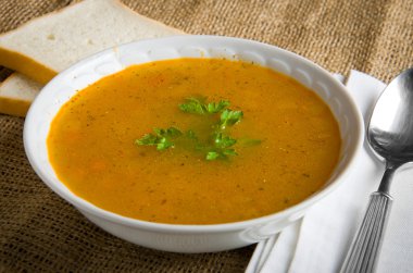 basit bir rustik bezelye çorbası