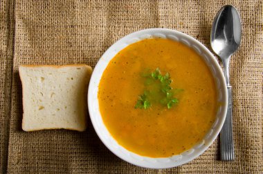 basit bir rustik bezelye çorbası