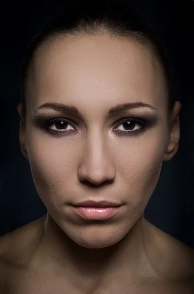 Gesicht einer schönen leidenschaftlichen Brünette — Stockfoto