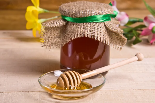 Sweet honey in jar with drizzler — Stock Photo, Image