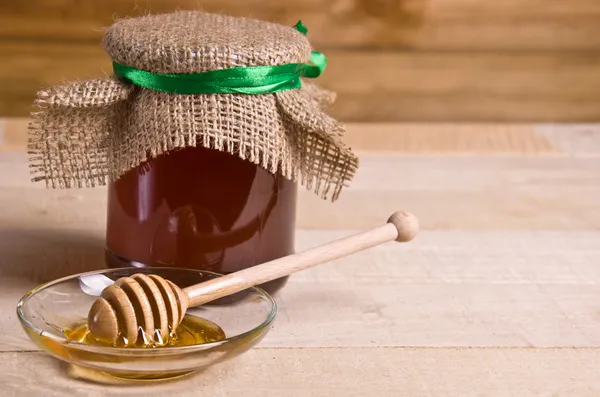 Сладкий мед в банке с капельницей — стоковое фото