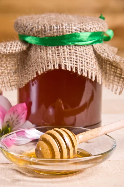 Dolce miele in vaso con drizzler — Foto Stock