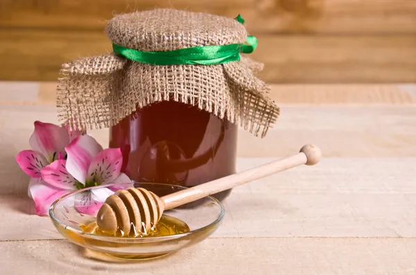 Sweet honey in jar with drizzler — Stock Photo, Image
