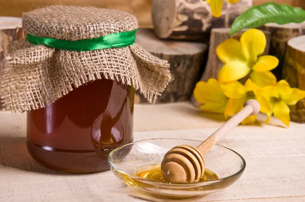 Sweet honey in jar with drizzler — Stock Photo, Image