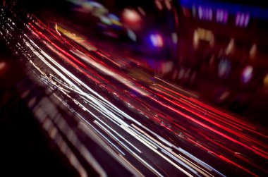 gece şehir ışıkları göster