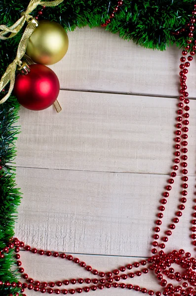 Kerstkaart met een gouden en rood speelgoed — Stockfoto