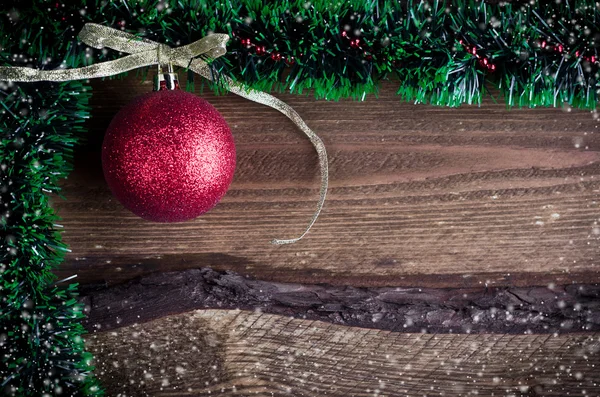 Vánoční přání s červenou hračkou — Stock fotografie