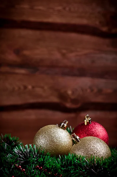 Noel kartı ile altın ve kırmızı bir oyuncak — Stok fotoğraf