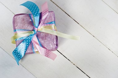 Mor kağıt güzel sarılmış hediye