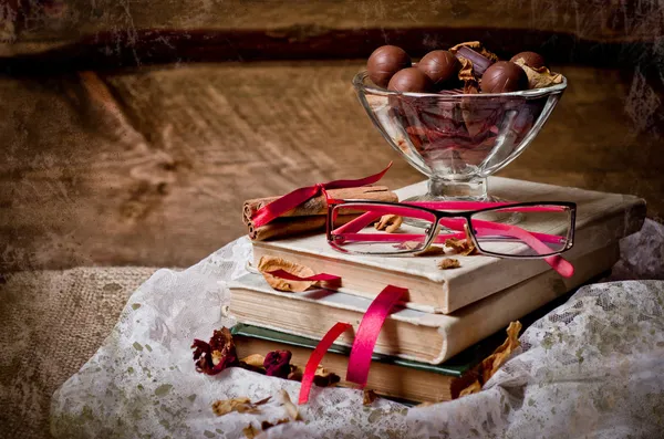 Card vase with chocolates — Stock Photo, Image