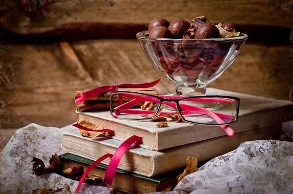 Card vase with chocolates — Stock Photo, Image