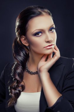 bir ceketi giyen güzel bir kadın portresi