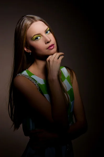Menina bonita em vestido verde — Fotografia de Stock