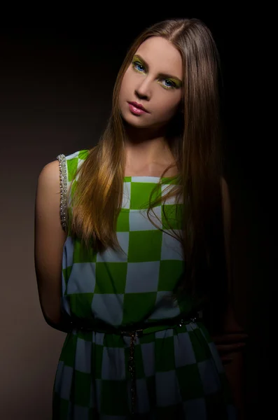 Menina bonita em vestido verde — Fotografia de Stock