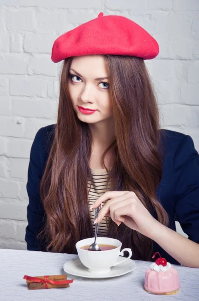 Beautiful girl Frenchwoman drinking tea — Stock Photo, Image