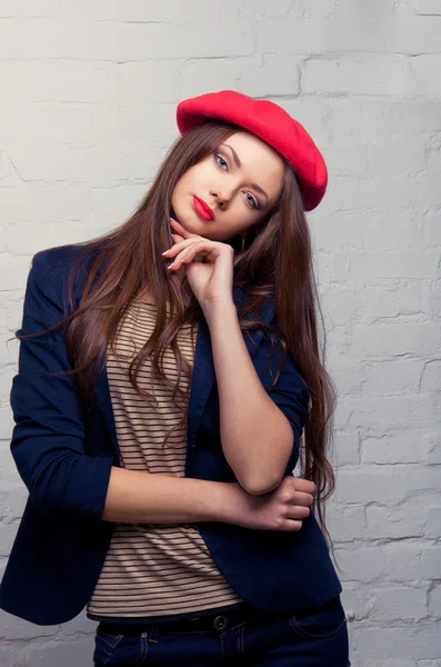 美丽迷人的女孩，在红色贝雷帽 — 图库照片