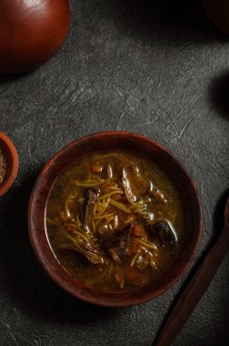 Ev yapımı mantar çorbası eski bir evin penceresinin yanındaki masada. Ulusal gelenekler, büyükannenin sağlıklı yemek tarifi. Kara karamsar