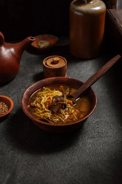 Sopa Casera Champiñones Una Mesa Cerca Una Ventana Una Antigua — Foto de Stock