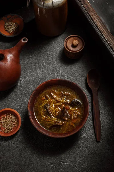 Sopa Casera Champiñones Una Mesa Cerca Una Ventana Una Antigua — Foto de Stock