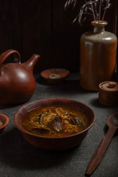 在一间乡村的老房子里 自制蘑菇汤放在靠窗的桌子上 民族传统 祖母的健康食品配方 黑暗的情绪 — 图库照片