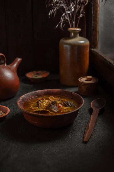 素朴な古い家の窓の近くのテーブルの上に自家製キノコスープ 国家の伝統 健康的な食べ物のための祖母のレシピ ダークムーディ — ストック写真