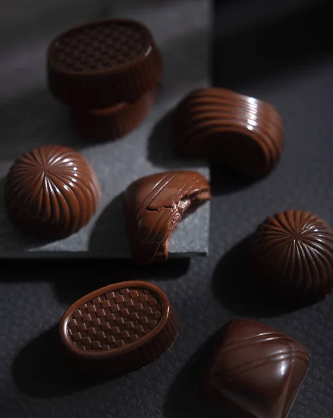 Doces Chocolate Amargo Escuro Uma Caixa Sobremesa Doce Doce Sortimento — Fotografia de Stock