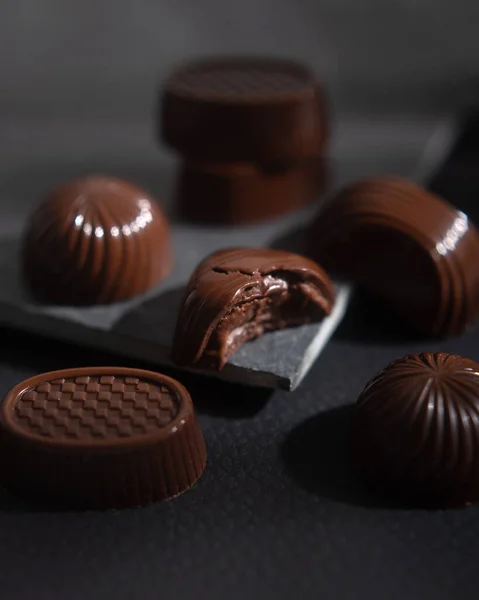 Doces Chocolate Amargo Escuro Uma Caixa Sobremesa Doce Doce Sortimento — Fotografia de Stock