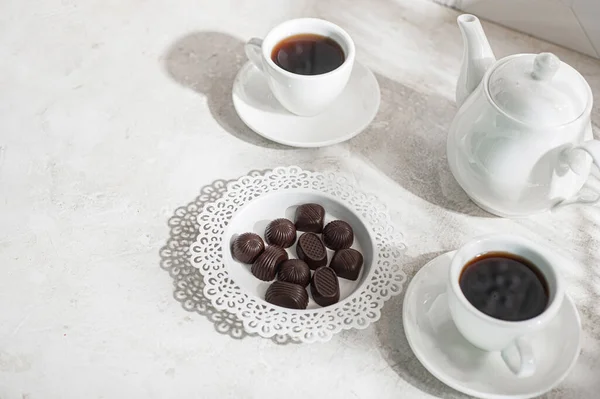 Drickande Dags För Vit Tekanna Med Koppar Och Uppsättning Choklad — Stockfoto
