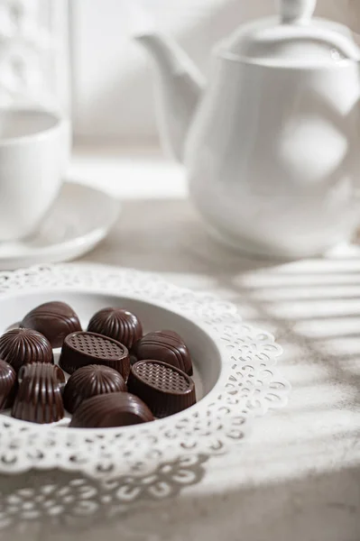 Beber Chá Hora Chá Bule Branco Com Copos Conjunto Chocolates — Fotografia de Stock