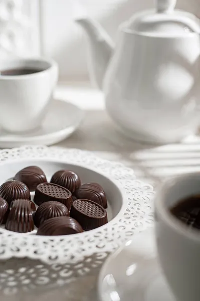 Bere Ora Del Teiera Bianca Con Tazze Set Cioccolatini Colazione — Foto Stock