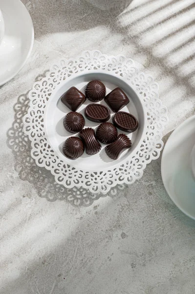 Beber Chá Hora Chá Bule Branco Com Copos Conjunto Chocolates — Fotografia de Stock