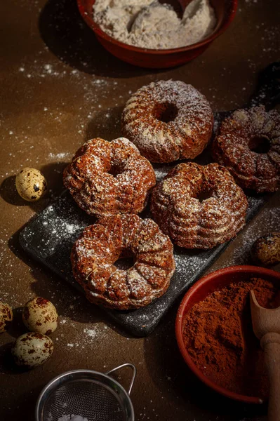 Morot Choklad Runda Muffins Strös Med Pulversocker Brun Bakgrund Hembakade — Stockfoto