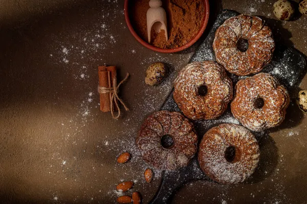 Morot Choklad Runda Muffins Strös Med Pulversocker Brun Bakgrund Hembakade — Stockfoto
