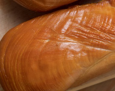 Tahtada tütsülenmiş tavuk filetosu. Kırsal organik yiyecekler, üst manzara. Arkaplan