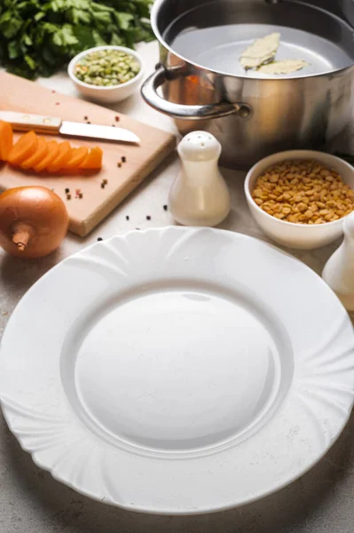 Soepbereiding Witte Plaat Ingrediënten Zelfgemaakt Voedsel — Stockfoto