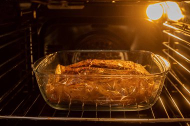 Fırında pişirmek için salamura edilmiş tavuk göğsü. Evde sağlıklı yemek pişirmek.