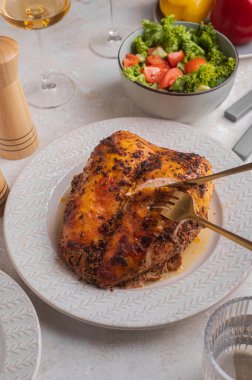 Masada taze pişmiş tavuk göğsü. Yürekli yemek, ev yapımı basit yemek..