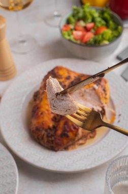 Masada taze pişmiş tavuk göğsü. Yürekli yemek, ev yapımı basit yemek..