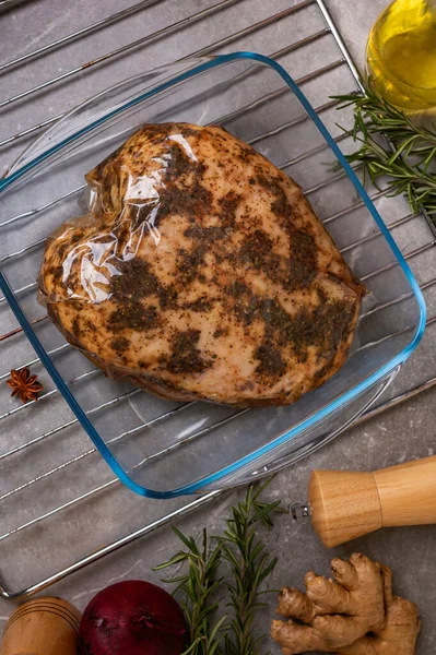 鉄板の上で焼く袋の中の鶏の肉 鶏肉の胸肉のマリネ フィレ スパイスや野菜と — ストック写真