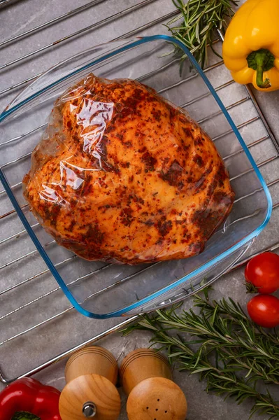 烤箱里的鸡肉放在铁锅里的玻璃器皿里 带有香料和蔬菜的腌制鸡胸肉 — 图库照片