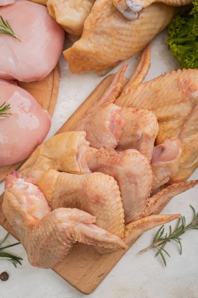 Farklı tavuklardan taze tavuk tabağı. Kalçalar, bacaklar, kanatlar. Çeşit çeşit çiğ et. Taze çiftlik yemeği..