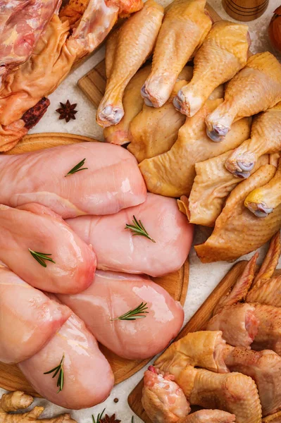 Farklı tavuklardan taze tavuk tabağı. Kalçalar, bacaklar, kanatlar. Çeşit çeşit çiğ et. Taze çiftlik yemeği..