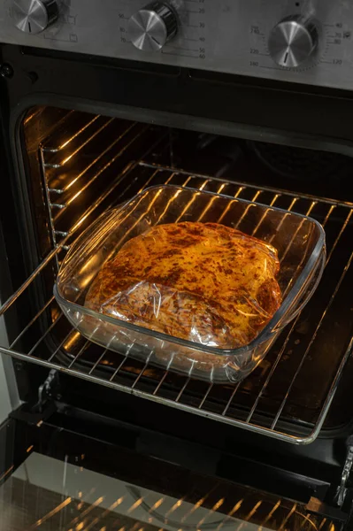 Peito Frango Marinado Uma Bolsa Para Assar Forno Cozinhar Alimentos — Fotografia de Stock