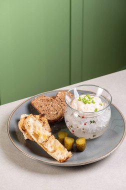 Buzlu cam vazoda turna balığı havyarı, yeşil soğan ve kızarmış ekmek. Balık havyarı, çok lezzetli. Bir gurme yemeği. Apetizör. Lezzetli yemekler, özel uzmanlar için fırfırlar..