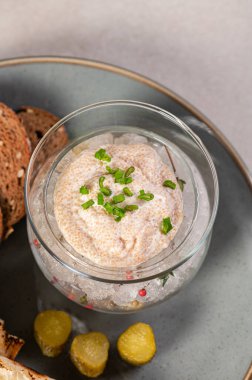 Buzlu cam vazoda turna balığı havyarı, yeşil soğan ve kızarmış ekmek. Balık havyarı, çok lezzetli. Bir gurme yemeği. Apetizör. Lezzetli yemekler, özel uzmanlar için fırfırlar..