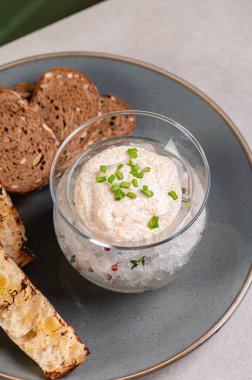 Buzlu cam vazoda turna balığı havyarı, yeşil soğan ve kızarmış ekmek. Balık havyarı, çok lezzetli. Bir gurme yemeği. Apetizör. Lezzetli yemekler, özel uzmanlar için fırfırlar..