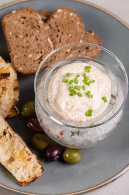 Buzlu cam vazoda turna balığı havyarı, yeşil soğan ve kızarmış ekmek. Balık havyarı, çok lezzetli. Bir gurme yemeği. Apetizör. Lezzetli yemekler, özel uzmanlar için fırfırlar..