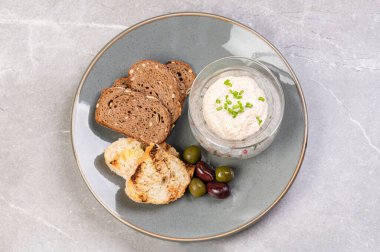 Buzlu cam vazoda turna balığı havyarı, yeşil soğan ve kızarmış ekmek. Balık havyarı, çok lezzetli. Bir gurme yemeği. Apetizör. Lezzetli yemekler, özel uzmanlar için fırfırlar..